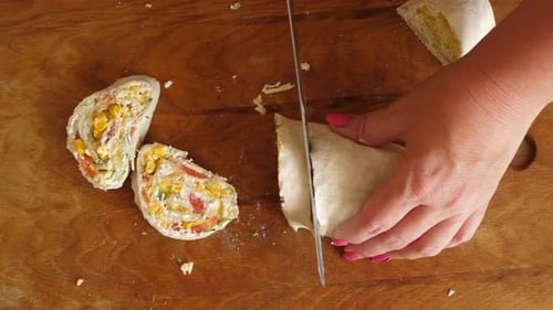 1. Die Gemüserolle mit einem Messer in Stücke schneiden. Vegetarisches Essen.
