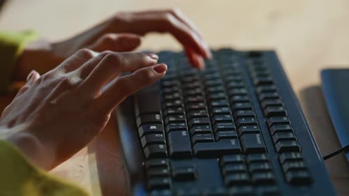 Hände zur Eingabe von Informationen, Tastatur, abschließende Nachricht, Käufer drinnen, Nahaufnahme