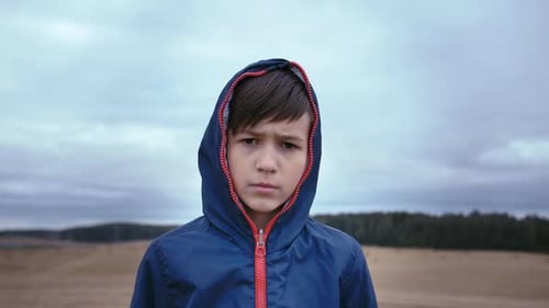 Niño mirando a la cámara con una mirada de sorpresa e incredulidad expresando asombro