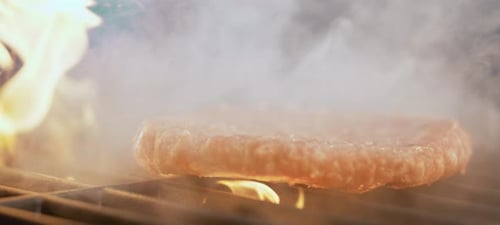 Hamburguesa de ternera a la parrilla a fuego abierto