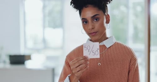 Égalité des sexes, femme d'affaires avec du papier pour l'égalité salariale, visage et protestation contre le féminisme