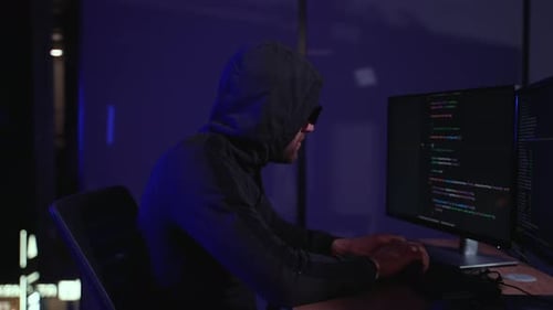 Un hacker encapuchado pirateó el servidor