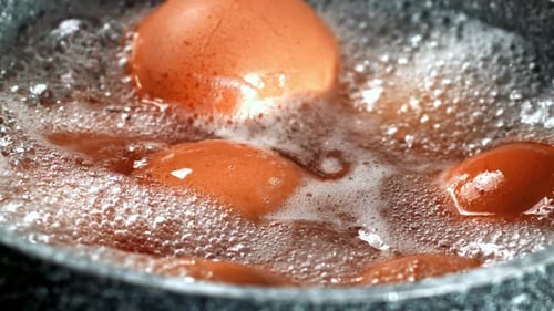 Super Zeitlupe Eier werden in einem Kochtopf gekocht