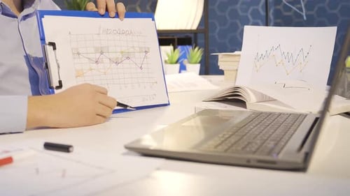 Geschäftsleute analysieren Diagramme und diskutieren in Online-Meetings.