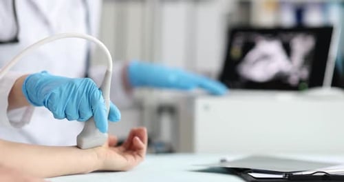 Imágenes médicas: realización de una ecografía en la mano y la muñeca de un paciente