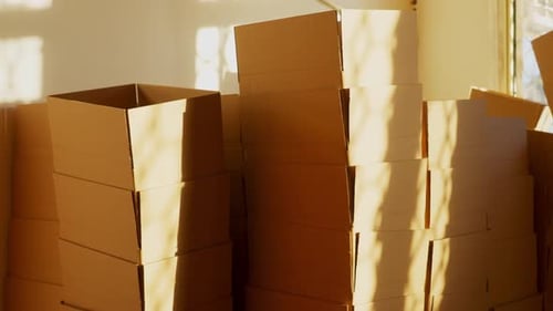Boîtes pour emballer les colis en stock Livraison dans des boîtes en carton