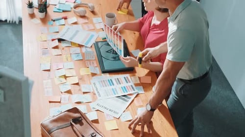 Nahaufnahme eines Projektmanagers, der zusammen an der Ideenfindung arbeitet. Fachtagung.