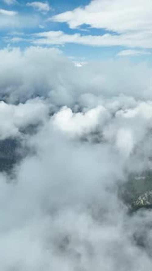 Vue aérienne du paysage nuageux dans les montagnes