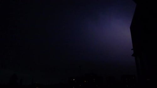 Relámpagos en el cielo nocturno.