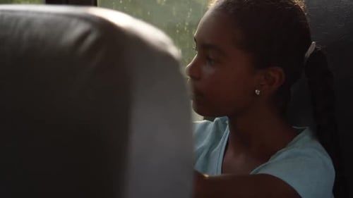 crianças no ônibus escolar - Menina negra sentada sozinha no ônibus escolar