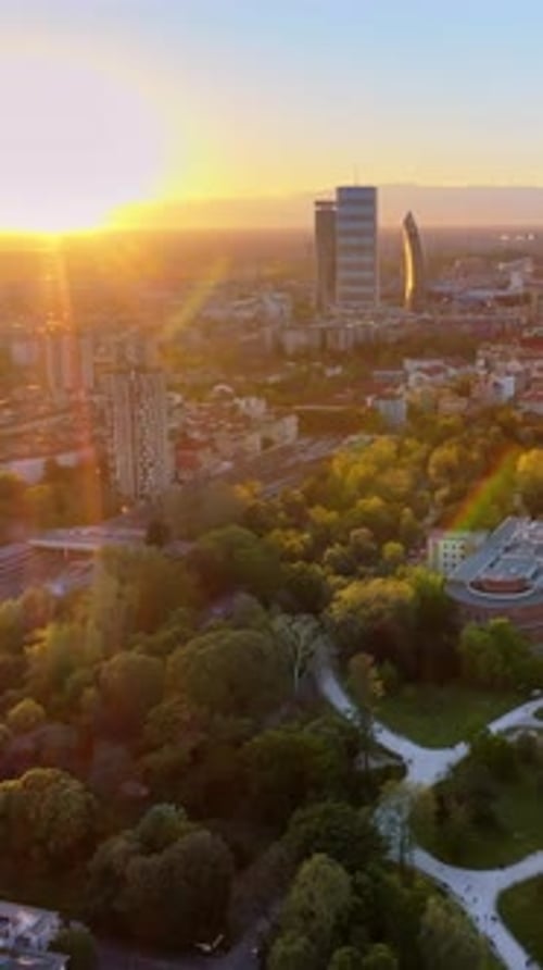 Vista aérea con un dron del parque Sempione en Milán, Italia, en un día soleado. Vertical