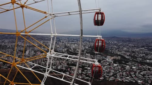 Spektakulärer Blick auf die Stadt Tiflis und das riesige Riesenrad im Vergnügungspark Mtatsminda