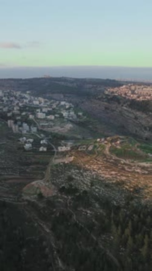 La zone montagneuse du quartier de Ramot à Jérusalem, en Israël, sur la droite et Beit Iksa, le Pale