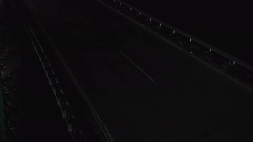 Lichtspuren auf der Autobahn im nächtlichen Straßenverkehr im Zeitraffer