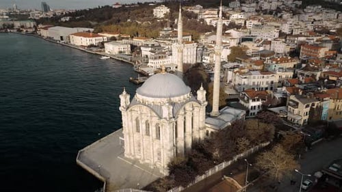 Drohnenaufnahme der Ortaköy-Moschee in Istanbul, Türkei.