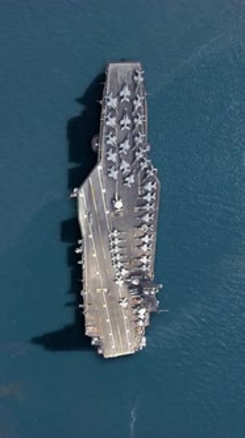 Militärischer Flugzeugträger präsentiert Luftkraft mit Kampfflugzeugen, die auf See eingesetzt werden