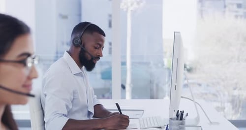 4k-Videomaterial von zwei Arbeitskollegen in ihrem Call Center-Büro