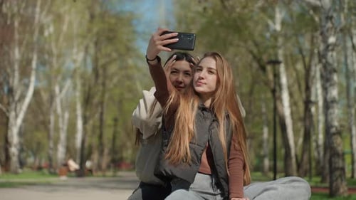Gruppe verschiedener Frauen genießen eine ungezwungene Park-Fotosession Ehrliches Bild von zwei lächelnden Frauen