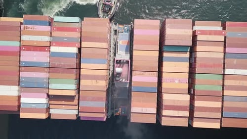 Vista superior de um enorme navio porta-contêineres transportando contêineres coloridos do tamanho de um caminhão