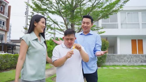 Asiatische attraktive Familie, Eltern spielen mit kleinem Sohn im Garten.