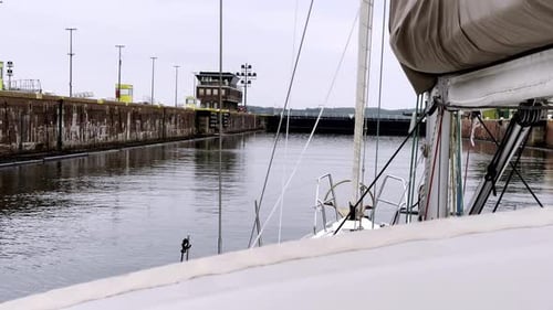 Naviguer sur le canal de Kiel : un voilier pénètre dans les énormes écluses, une prouesse d'ingénierie