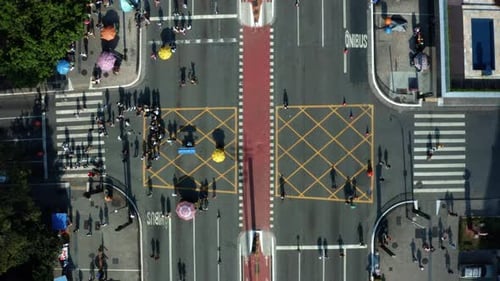 Drone aéreo de cima para baixo, foto ascendente da famosa Avenida Paulista, no centro de São P