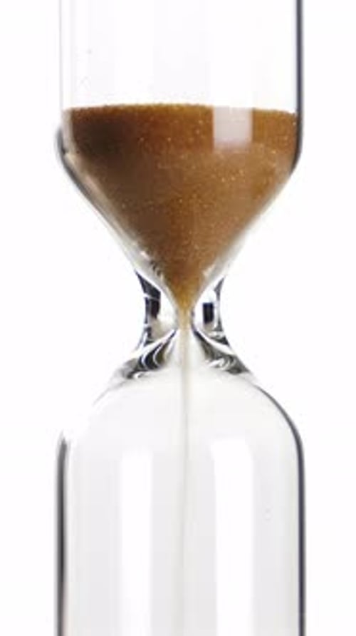 Sanduhr, isoliert auf weißem Hintergrund, Zeit läuft, Sanduhr-Nahaufnahme, vertikale Aufnahme