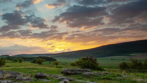 Sonnenaufgang in der Natur mit wunderbarer Wolkenlandschaft, 4k Zeitlampse-Video