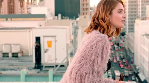 Telhado, cidade e mulher bebendo uma cerveja em uma festa noturna, evento ou celebração no Canadá