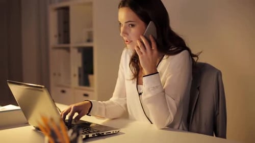 Conceito de negócios, excesso de trabalho, prazos e pessoas - Mulher com laptop ligando