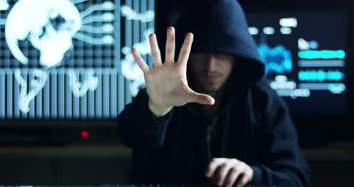 Le hacker essaie d'entrer dans le système à l'aide de codes et de chiffres pour trouver le mot de passe de sécurité.Le hac