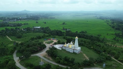 Luftaufnahme des Surya Mandir-Tempels auf einem Hügel, Indien.
