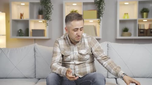 Trauriger Mann mit Problemen im Privatleben.