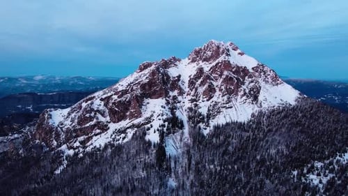 Volando sobre majestuosos picos montañosos al anochecer