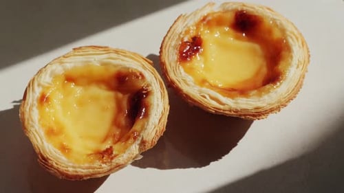 Frisch gebackenes knuspriges traditionelles portugiesisches Dessert Pastel De Nata mit Vanillesoße
