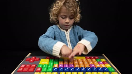 Niña pequeña con computadora