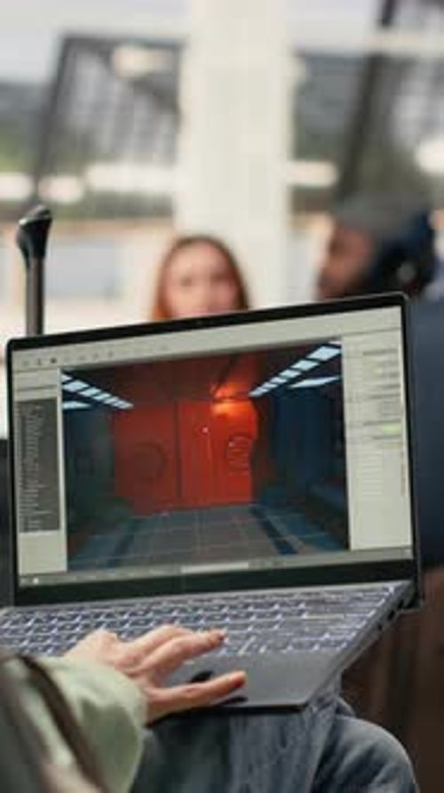 Un desarrollador de Vertical Video Digital Nomad Game trabaja en un portátil en un aeropuerto internacional