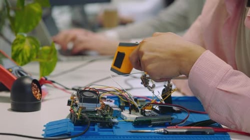 Hands of the Multiracial Guy, Ingenieur, der die Temperatur der Schaltung oder des Chip-Motherboards misst