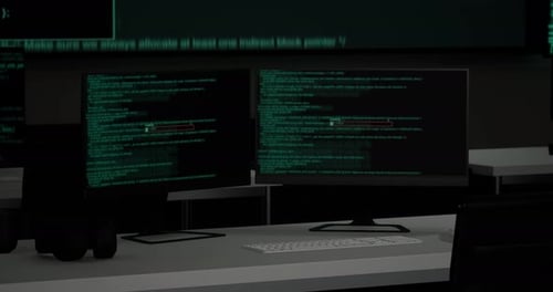 Desktops mostrando código, vários monitores com banco de dados em uma central de controle e segurança