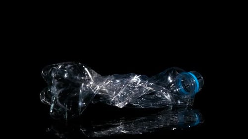 Garrafa de plástico amassada.