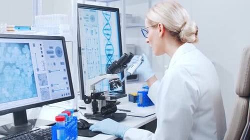 Une équipe professionnelle de scientifiques travaille sur un vaccin dans un laboratoire de recherche scientifique moderne