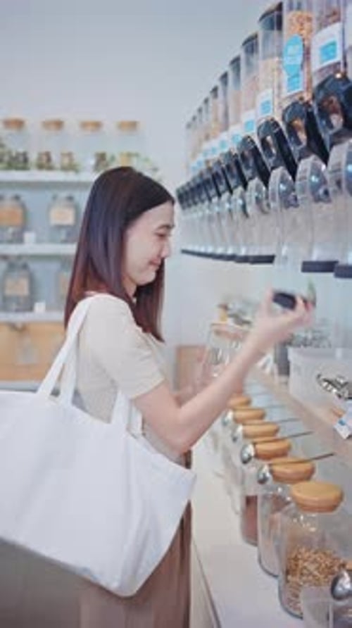 Joven asiática selecciona productos ecológicos