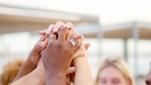 Gros plan des mains unies de personnes multiethniques