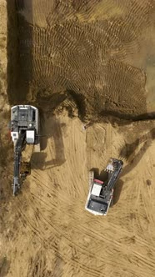 Especialistas en vídeo vertical en una obra de construcción realizando tareas de soldadura y preparación del terreno