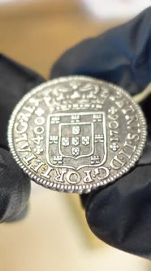 Vidéo verticale d'une pièce d'argent portugaise