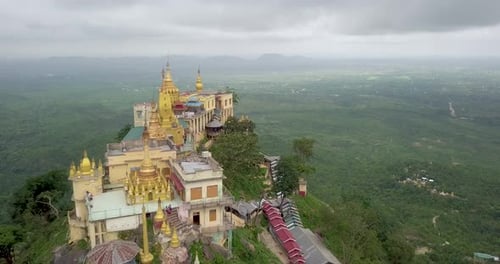 Vue aérienne du mont Popa, Myanmar (Birmanie) 09