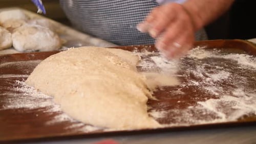 Frischer roher Teig für Brot oder Pizza