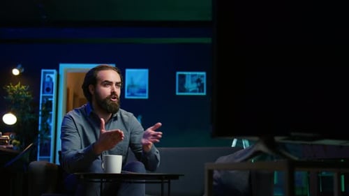Un fan bouleversé regarde un événement sportif en direct à la télévision dans le salon