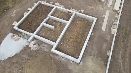 Von oben nach unten Luftaufnahme der Bauarbeiten des Betonfundaments New House auf der Baustelle