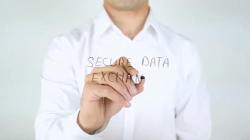 Sicherer Datenaustausch, Mann schreibt auf Glas